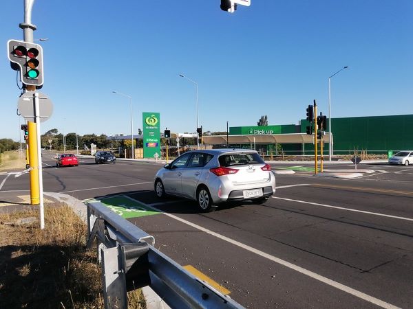 photo showing the newly built signals and intersection on Smith Street in Kaiapoi